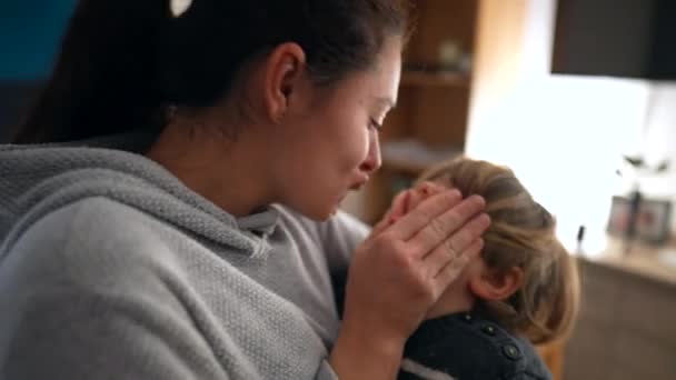 Παιχνιδιάρα Μητέρα Παίζει Αγοράκι Μαμά Κρατάει Παιδί Στην Αγκαλιά Της — Αρχείο Βίντεο
