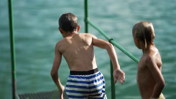 Rapazinho Mergulhar Água Adolescente Criança Mergulha Lago Pelo Cais Doca — Vídeo de Stock