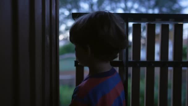 Parte Trás Menino Varanda Apartamento Olhando Para Fora Noite Criança — Vídeo de Stock