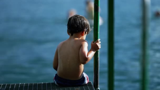 Nasser Kleiner Junge Der Ufer Des Sees Sitzt Aufrichtiger Rücken — Stockvideo