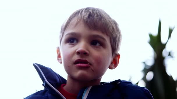Lyhörd Liten Pojke Närbild Ansikte Kontemplation Tankeväckande Blond Pojke Utanför — Stockvideo