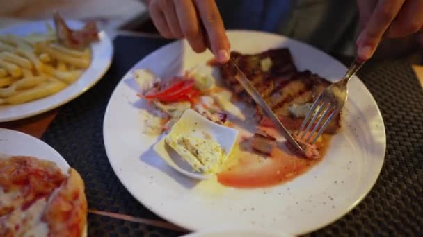 盘子里的排骨牛排 在餐馆吃饭的人吃牛肉片 — 图库视频影像