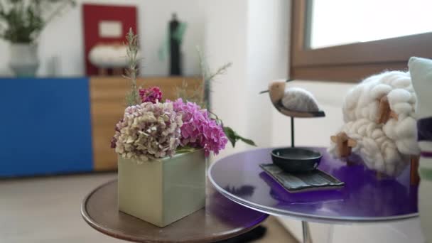Vaso Decorazione Domestica Con Fiore Tavolo Decorativo Casa Con Oggetti — Video Stock