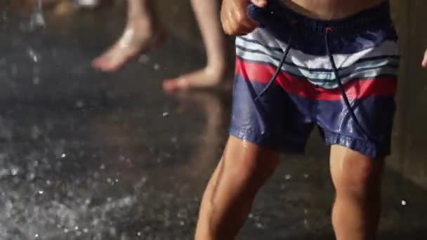 Nedves Gyerek Fut Városi Víz Fúvókák Forró Nyári Napon Szuper — Stock videók