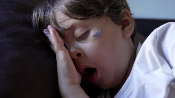 Imádnivaló Gyermek Alszik Délutáni Szunyókálás Közben Szoros Arca Fáradt Kisfiú — Stock videók