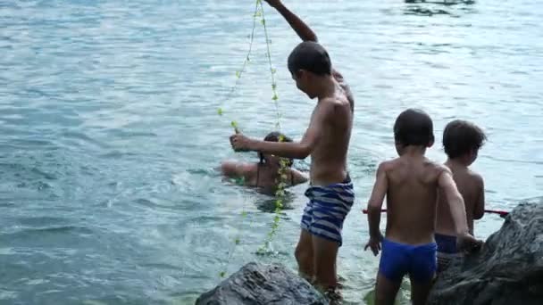 Dzieci Cieszące Się Wodą Jeziora Podczas Wakacji Letnich Ludzie Się — Wideo stockowe