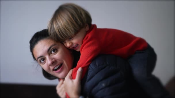 母親と子供は家で抱き合うことができた 小さな男の子抱擁お母さんに戻る — ストック動画