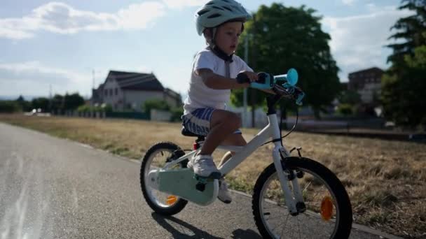 自転車に乗ることを学ぶアクティブな子供 自転車に乗っている間に子供は平衡バランスを失う スローモーションハンドヘルド映像 — ストック動画