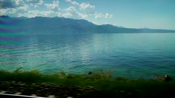 Tren Movimiento Paisaje Lago Con Montañas Fondo Hermosa Vista Panorámica — Vídeo de stock