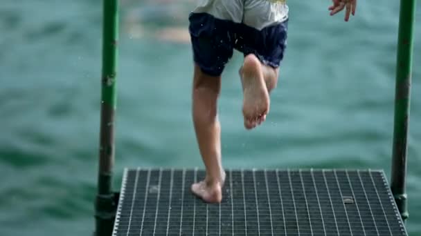Маленький Мальчик Прыгает Воду Влажный Ребенок Погружается Освежающее Озеро Время — стоковое видео