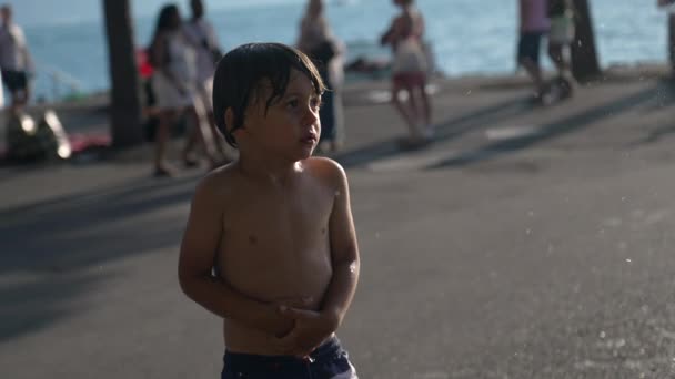Βρεγμένο Παιδί Κρυώνει Έξω Χωρίς Πουκάμισο Τρεμάμενο Αγοράκι Στο Συντριβάνι — Αρχείο Βίντεο