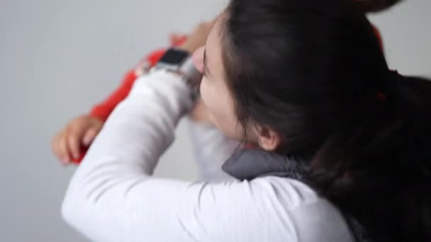 Egy Nőnek Fáj Miközben Gyerekét Tartja Anyának Fáj Testizma Fájdalmas — Stock videók