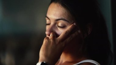 Kadın, derin derin düşünürken gözlerini kapar ve hayatı düşünür. Ciddi bir ifadeyle 30 'larında düşünceli bir kadın.