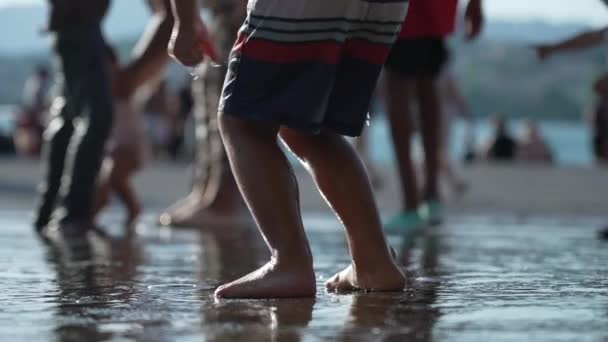 Мокрые Счастливые Детские Ноги Ноги Прыгающие Радости Плещущие Воду Замедленной — стоковое видео