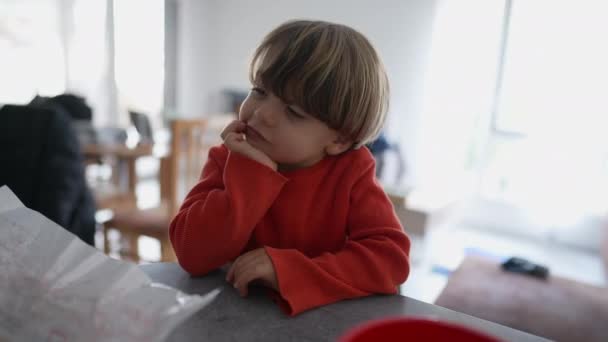 Petit Garçon Ennuyé Maison Qui Rien Voir Adorable Enfant Main — Video
