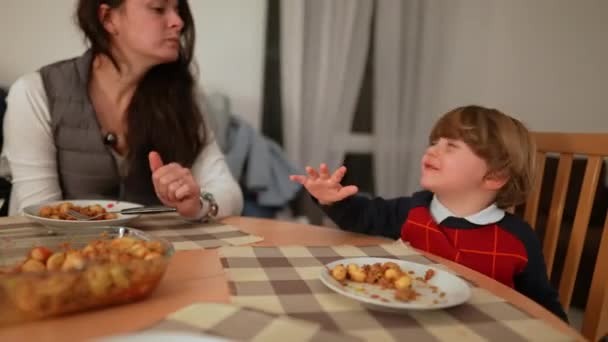 Mama Copilul Interacționează Acasă Timp Mănâncă Cina Relația Autentică Dintre — Videoclip de stoc