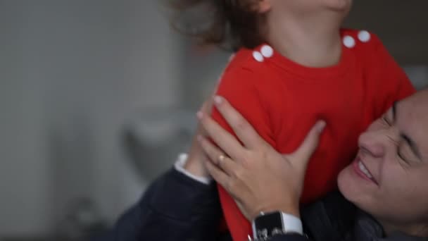 Gyerek Hátraugrik Anyára Nyalogatja Arcát Őszinte Autentikus Anya Fiú Kapcsolat — Stock videók