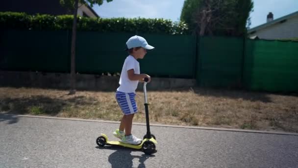 Criança Ativa Montando Scooter Brinquedo Fora Novo Caminho Verde Urbano — Vídeo de Stock
