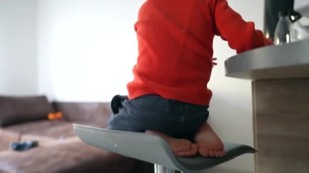 Niespokojne Dziecko Siedzące Kuchennym Stołku Jeden Hiper Aktywny Chłopiec Domu — Wideo stockowe