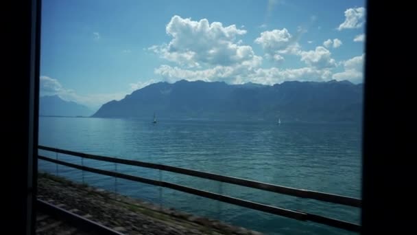 Vista Passageiro Trem Movimento Com Lago Montanhas Movimento Dentro Transporte — Vídeo de Stock