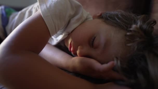 Niña Dormida Tumbada Sofá Durmiendo Niña Profundamente Dormida Durante Siesta — Vídeos de Stock