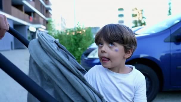Kleiner Junge Auf Kinderwagen Bewegung Gesetzt Mutter Spaziert Kind Aus — Stockvideo