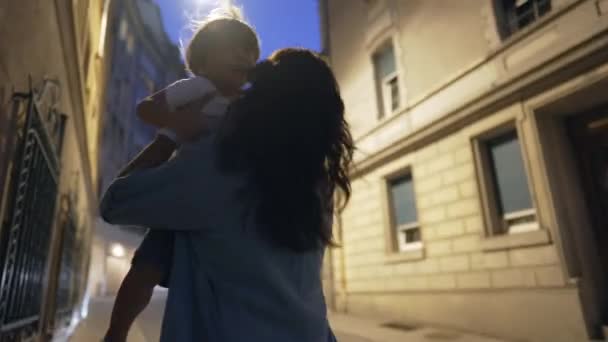 Mor Lyfta Barn Armar När Går Stadens Gata Natten Trött — Stockvideo
