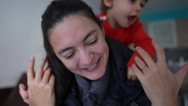 母親と子供の関係 小さな男の子抱擁親 — ストック動画
