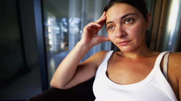 Jedna Kobieta Trzydziestce Siedzi Balkonie Myśli Zamyślony Kobieta Osoba Zbliżenie — Wideo stockowe