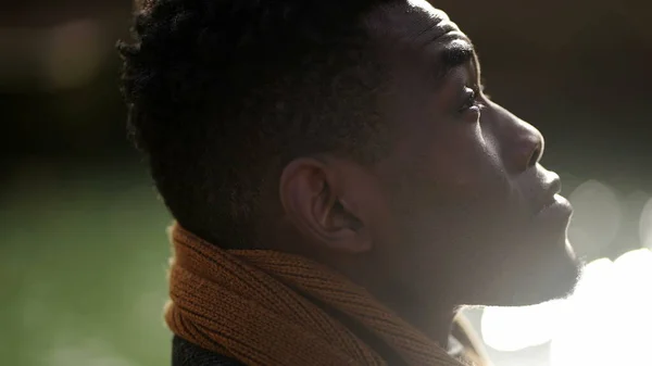Düşünceli Genç Siyah Adam Meditasyonda Gözlerini Kapatıyor — Stok fotoğraf