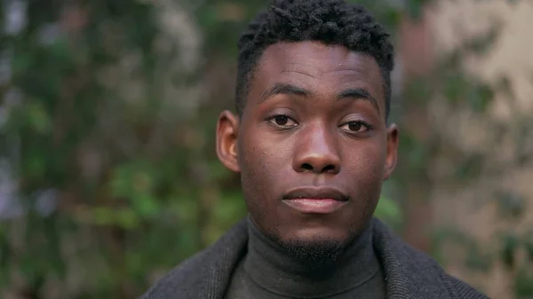 Kendine Güveni Tam Genç Siyah Bir Adam Dışarıda Dikilip Kamera — Stok fotoğraf