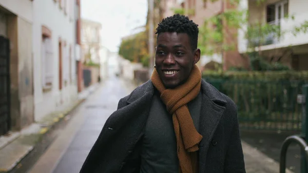 Confident Elegant Black African Walks Forward Smiling Winter Europe — Stock Fotó