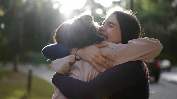 Две Счастливые Подруги Обнимают Друг Друга Женщины Воссоединяются Открытом Воздухе — стоковое фото