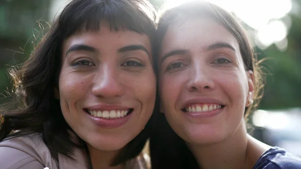 Дві Жінки Разом Дивляться Камеру Портрет Різноманітних Дівчат Межами Сонячного — стокове фото
