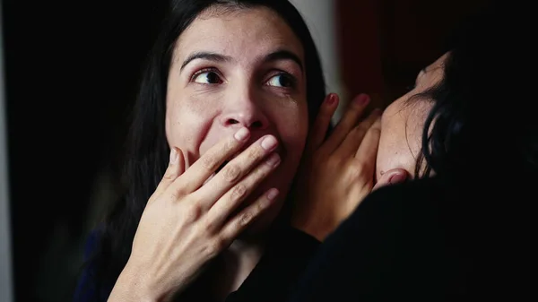 Γυναικεία Αντίδραση Στην Έκπληξη Στα Κουτσομπολιά Μιας Φίλης Που Ψιθυρίζει — Φωτογραφία Αρχείου