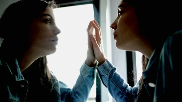 Γυναίκα Κοιτάζοντας Καθρέφτη Αντανάκλαση Που Αντιμετωπίζει Τους Φόβους Σας Έννοια — Φωτογραφία Αρχείου