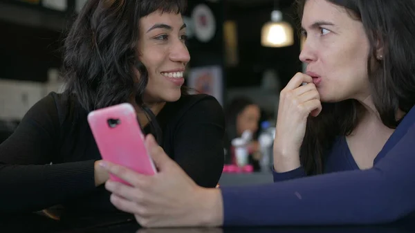 Две Подруги Разговаривают Глядя Смартфон Подружки Общаются Сплетничают Телефону — стоковое фото