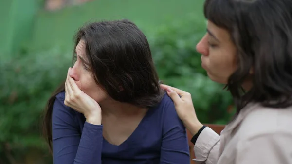 Сумна Жінка Страждає Від Негативних Емоцій Дві Жінки Обіймаються Empathy — стокове фото