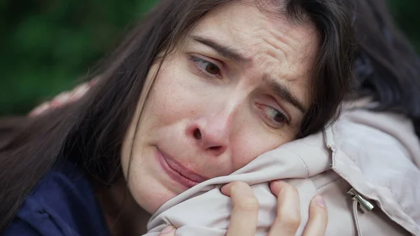 Сумна Жінка Яка Страждає Від Депресії Плаче Плечі Друга Страждаюча — стокове фото