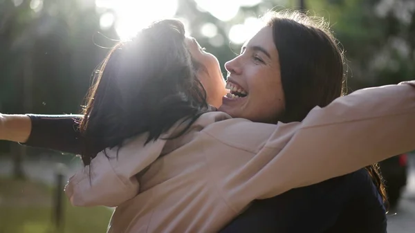 Δύο Χαρούμενες Φίλες Αγκαλιάζονται Γυναίκες Αγκαλιάζουν Την Επανένωση Στο Πάρκο — Φωτογραφία Αρχείου