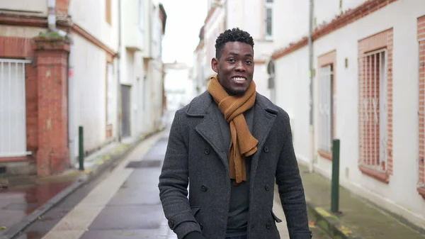 Mutlu Siyah Afrikalı Adam Avrupa Şehrinde Gülümsüyor — Stok fotoğraf