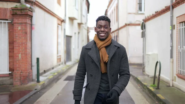 Happy Black African Man Walking European City Smiling — ストック写真