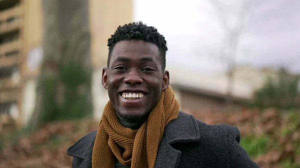 Mutlu Siyah Afrikalı Adam Kış Mevsiminde Gülümseyen Bir Fotoğrafa Bakıyor — Stok fotoğraf
