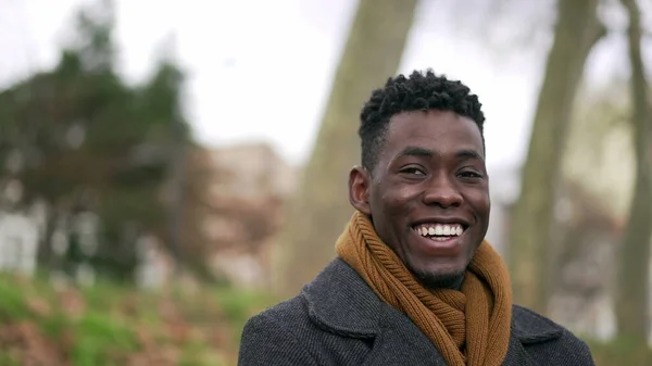 Mutlu Siyah Afrikalı Adam Kış Mevsiminde Gülümseyen Bir Fotoğrafa Bakıyor — Stok fotoğraf