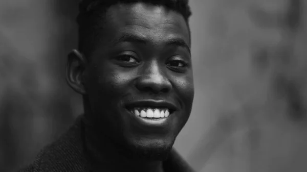 Siyah Beyaz Tek Renkli Kameraya Gülümseyen Mutlu Afrikalı Adam — Stok fotoğraf