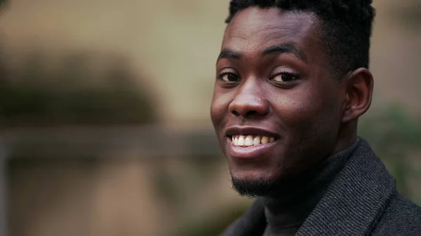 Φιλικός Χαρούμενος Μαύρος Αφρικανός Πορτραίτο Κοντινού Πλάνου Χαμογελώντας — Φωτογραφία Αρχείου