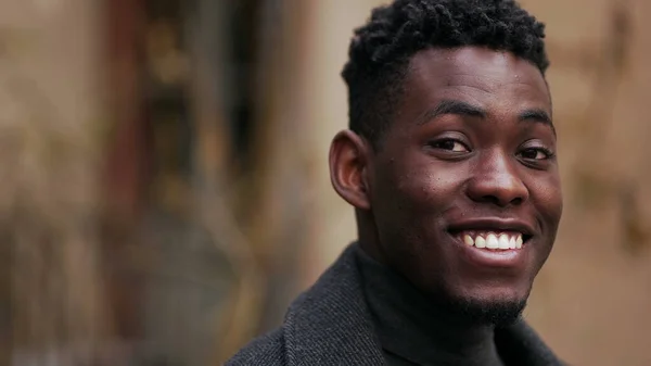 Dost Canlısı Mutlu Bir Afrikalı Adam Portresi Yakından Gülümsüyor — Stok fotoğraf
