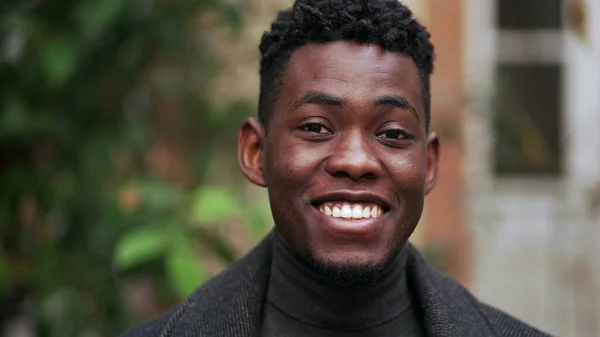 快乐的非洲黑人男子的画像 特写微笑 — 图库照片