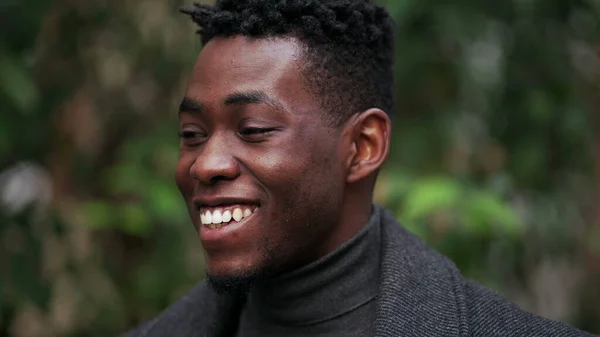 優しい幸せな黒人アフリカ人男性の肖像画クローズアップ笑顔 — ストック写真