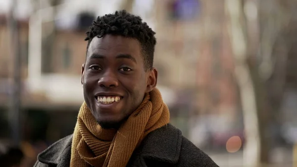 Dost Canlısı Siyahi Afrikalı Portresi Kamera Karşısında Gülümsüyor Şehir Merkezinde — Stok fotoğraf